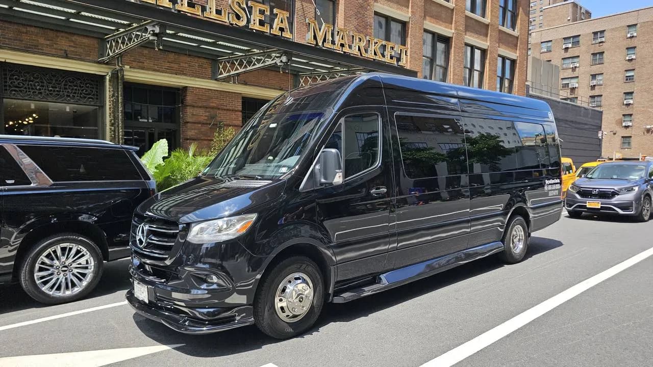 Mercedes Sprinter (11 Passenger) - Photo 4