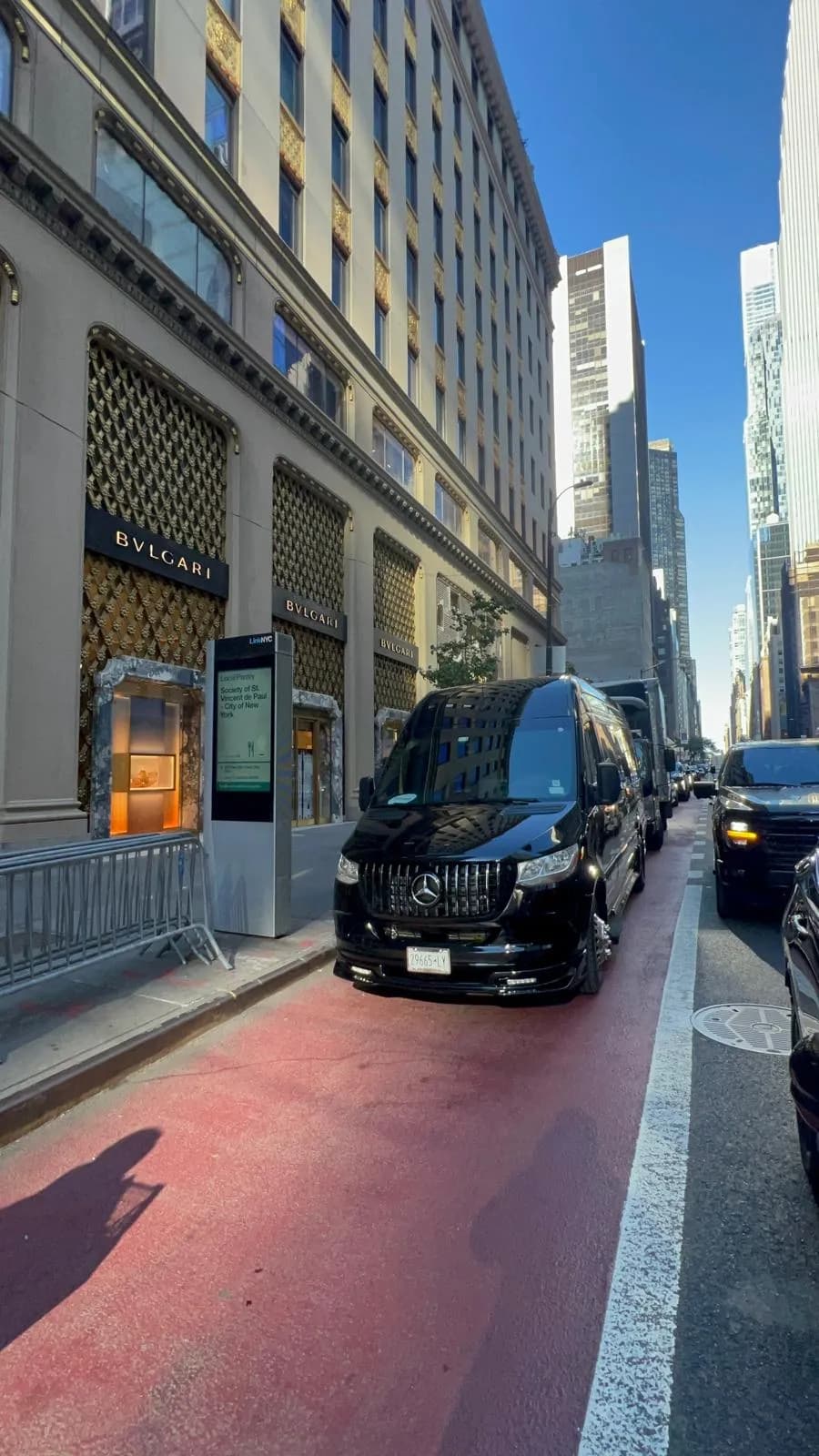 Mercedes Sprinter (11 Passenger) - Photo 13