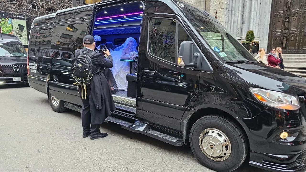 Mercedes Sprinter (14 Passenger) - Photo 6