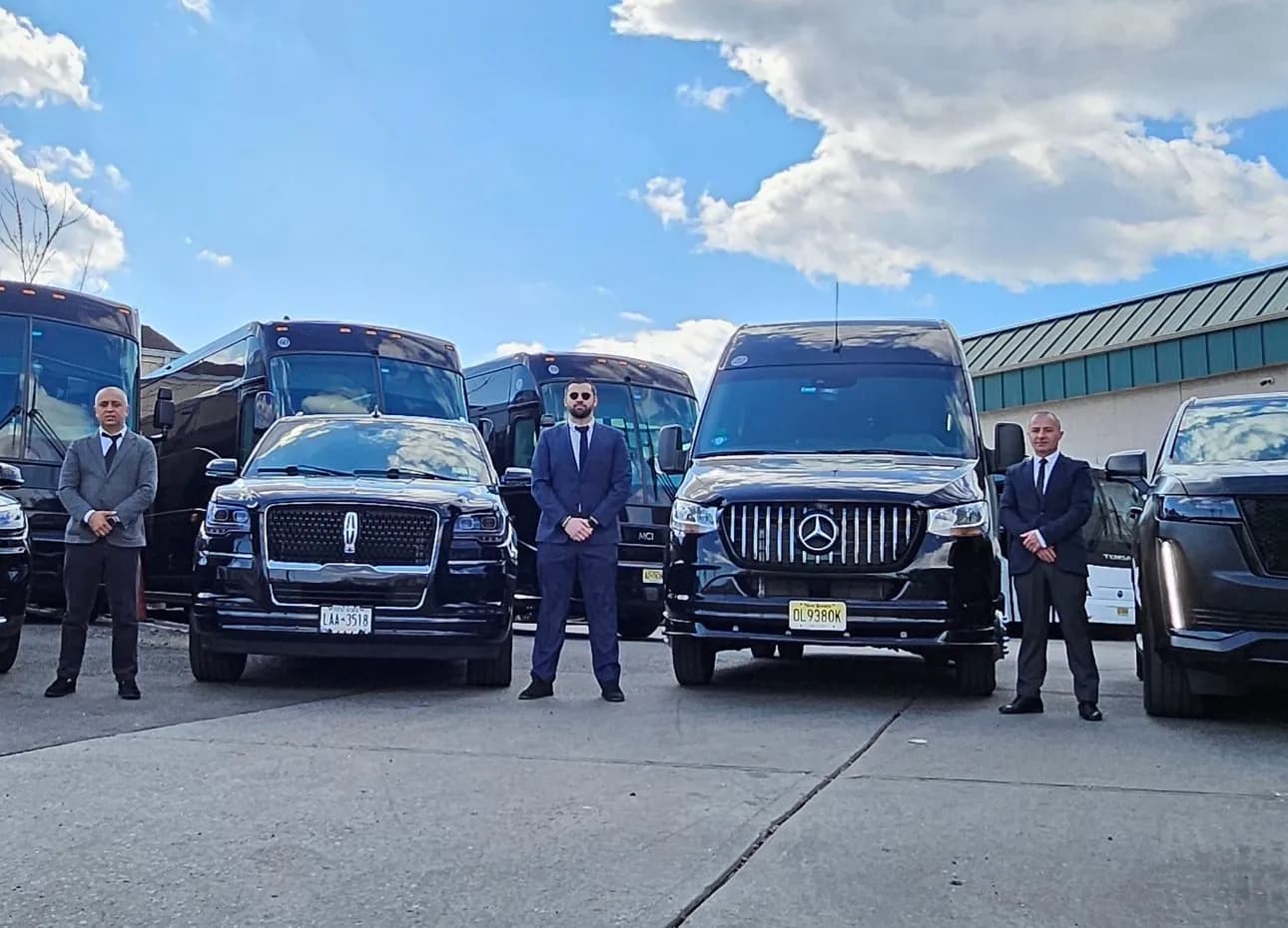 Mercedes Sprinter (14 Passenger) - Photo 17
