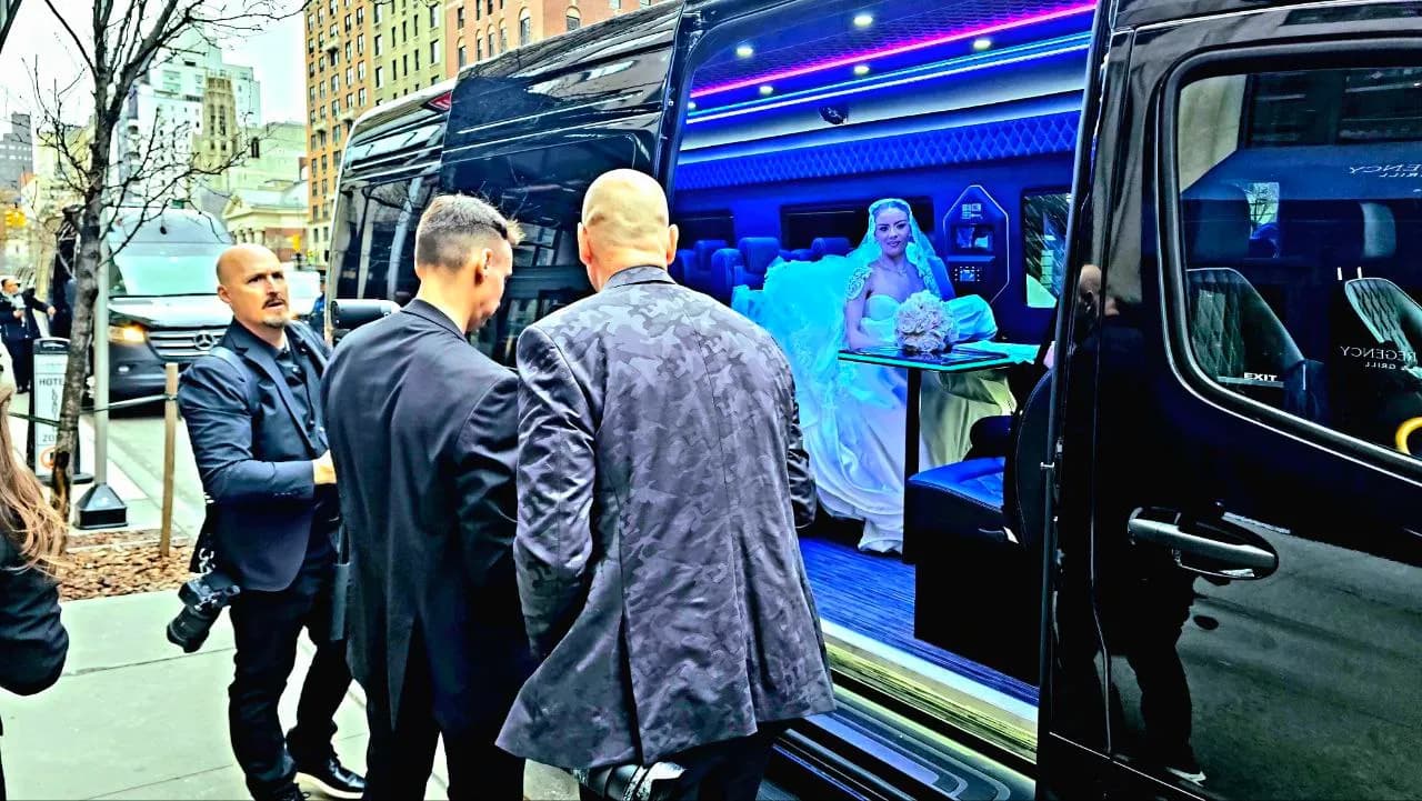 Mercedes Sprinter (14 Passenger) - Photo 5